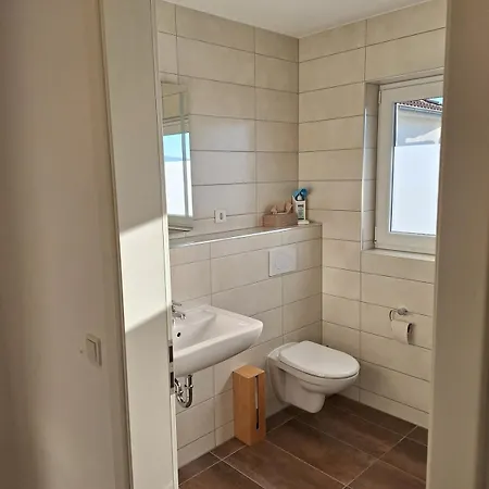 Dreibett-zimmer Mit Eigenem Separatem Bad Und Wc Hentern