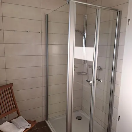 Dreibett-zimmer Mit Eigenem Separatem Bad Und Wc Apartment Hentern